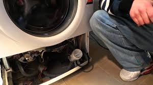 Pralka nie wypompowuje wody i buczy – przyczyny i rozwiązanie problemu