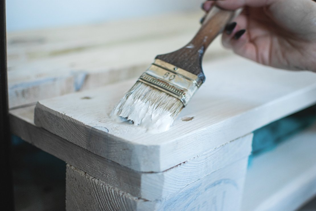 malowanie mebli, jaką farbę do malowania mebli wybrać? jak pomalować meble z plyty mdf, jak pomalować meble drewniane, jak pomalować meble z okleiną, jak pomalować meble pokryte lakierem, jaka farba do malowania mebli kuchennych