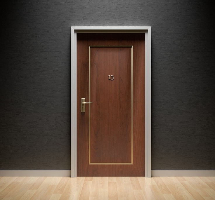 drzwi ciężko się zamykają, ciężko zamykające się drzwi, drzwi ciężko chodzą