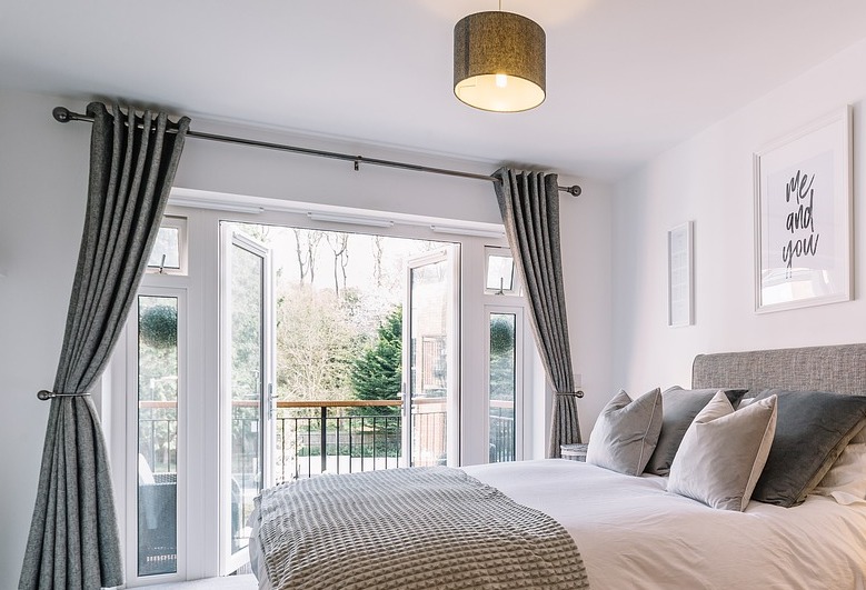 regulacja drzwi balkonowych kiedy przeprowadzać, jak wyregulować drzwi balkonowe, drzwi balkonowe opadają, regulacja docisku drzwi balkonowych