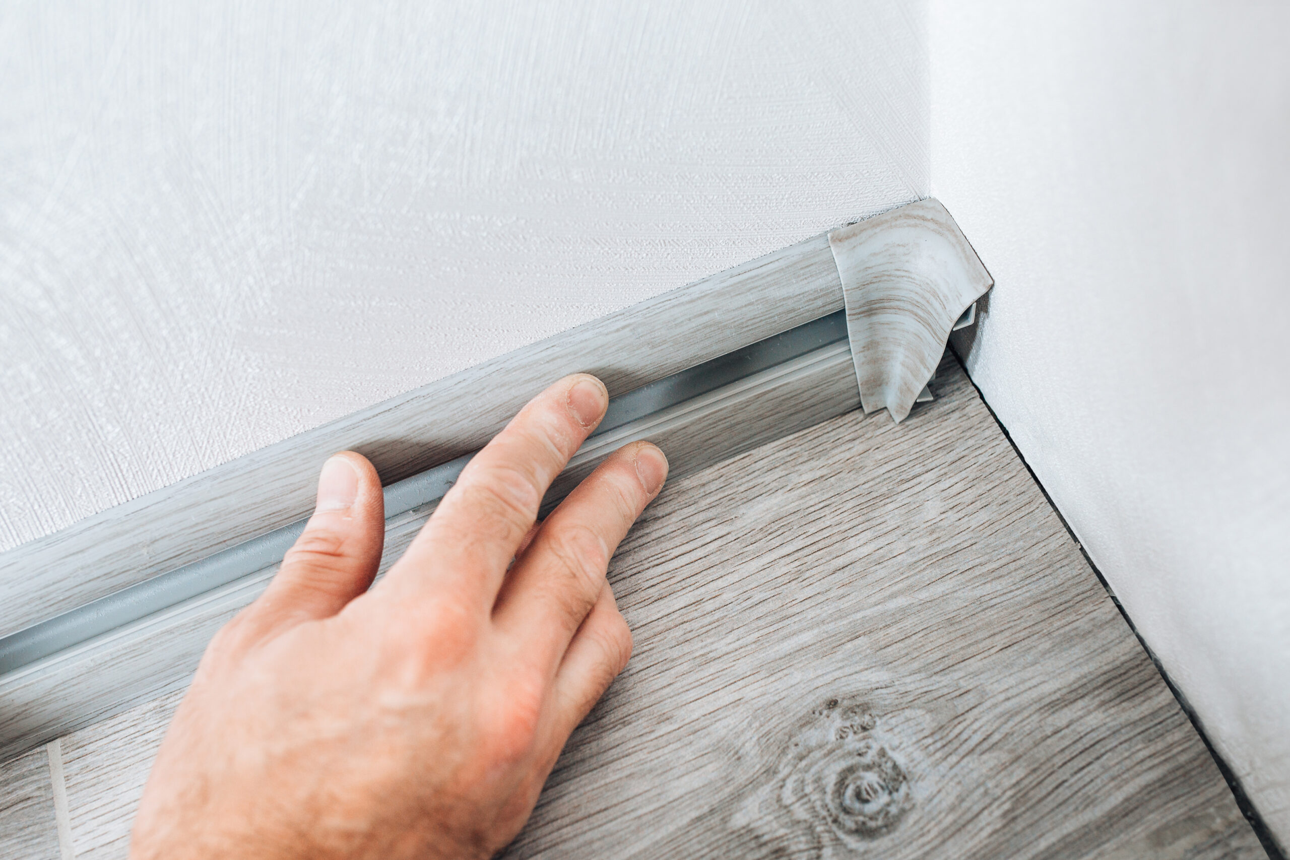 Montaż listwy przypodłogowej